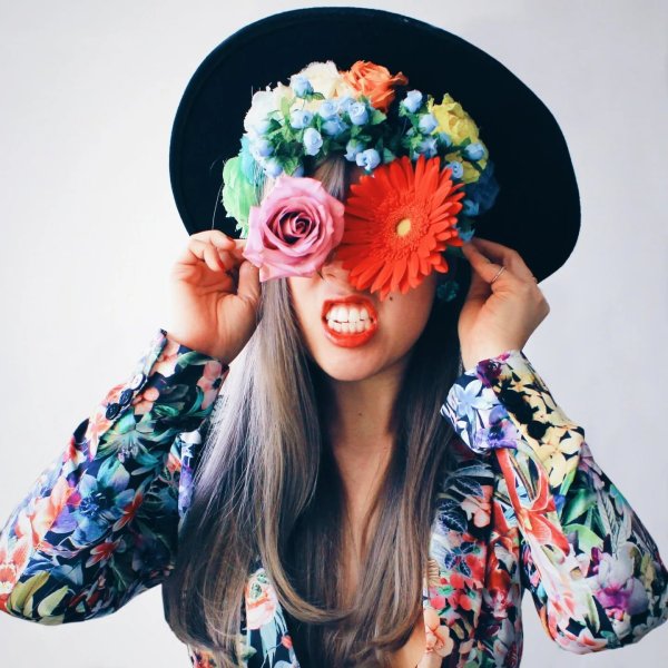 Девушка с цветами