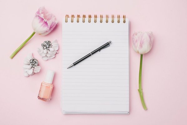 Нежные цветы и блокнот