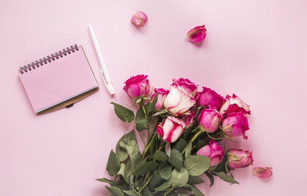 Розы на столе