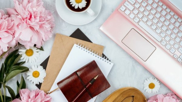 Ноутбук и цветы