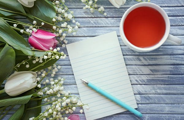 Блокнот на фоне цветов