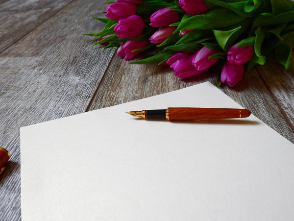 Бумага и ручка на столе