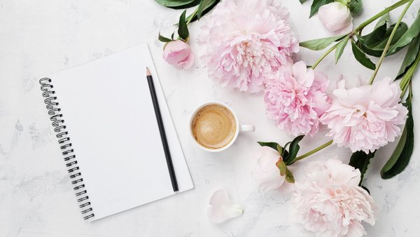 Блокнот на фоне цветов