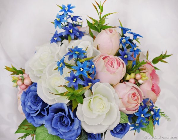 Букет цветов на синем фоне