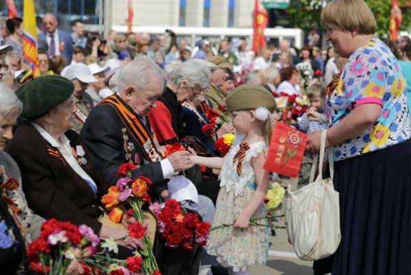 Вручение цветов ветеранам