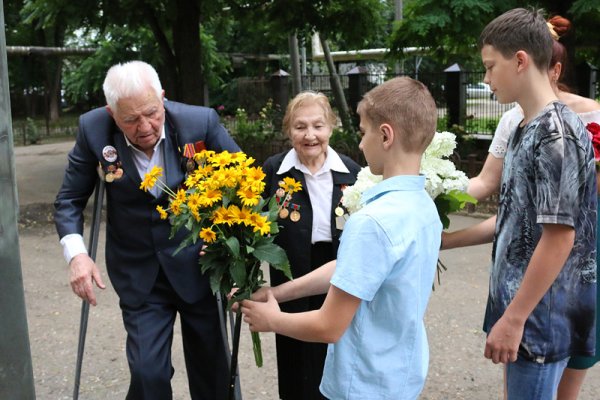 Дети вручают цветы ветеранам