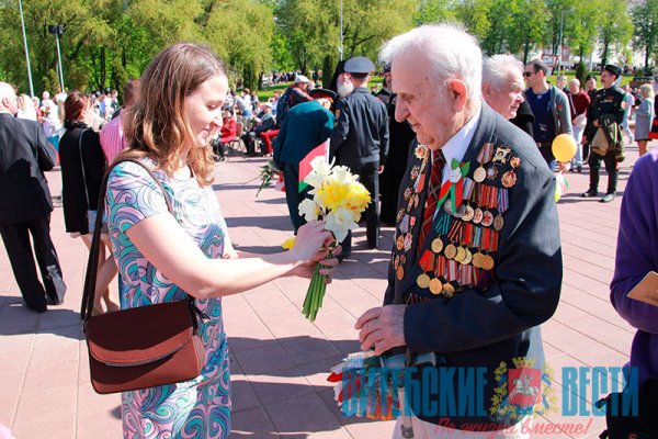 Студенты вручают цветы ветеранам ВОВ