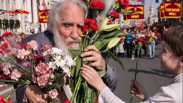 Ветераны с цветами