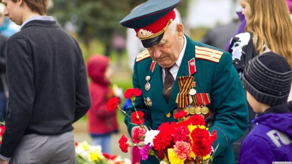 Ветераны с цветами