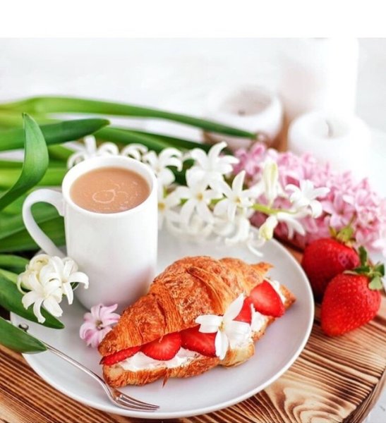 Красивый завтрак с кофе и цветами