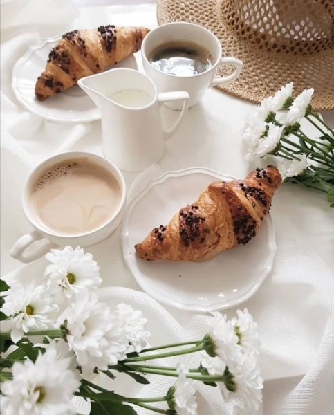 Завтрак кофе и круассаны