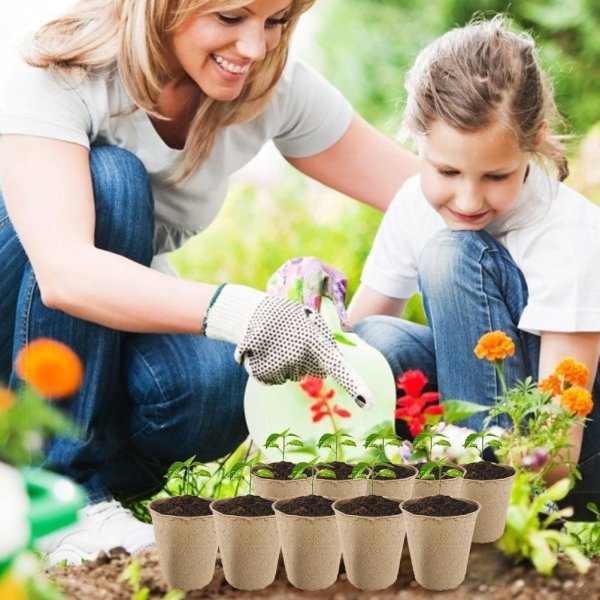 Дети сажают цветы