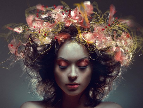 Девушка с цветами в голове