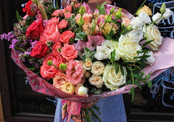 Букет роз огромный