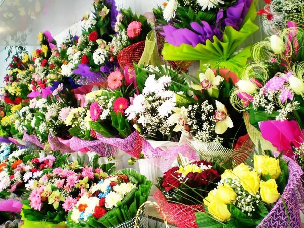 Хризантемы лилии розы ирисы+фрезии