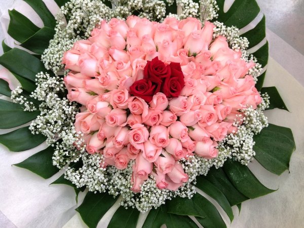 Роскошный букет весенних цветов