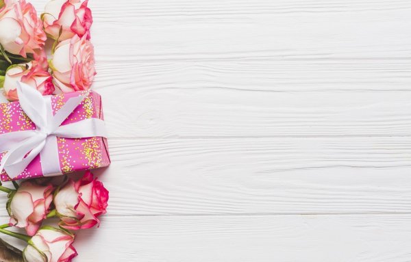 Букет цветов на бежевом фоне