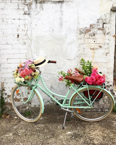 Велосипед с корзинкой цветов