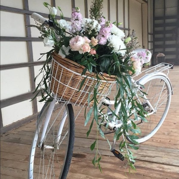 Велосипед с корзиной цветов
