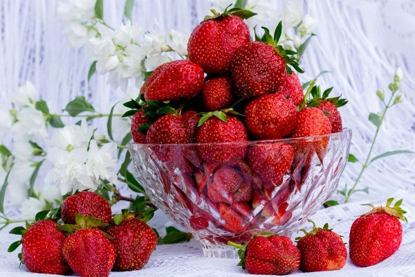 Клубника в вазе