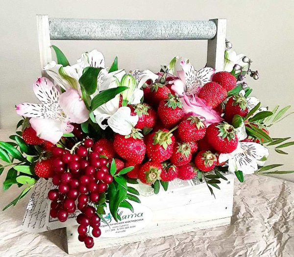 Композиция из клубники и цветов