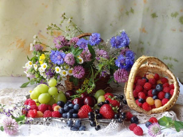 Натюрморт с полевыми цветами и фруктами