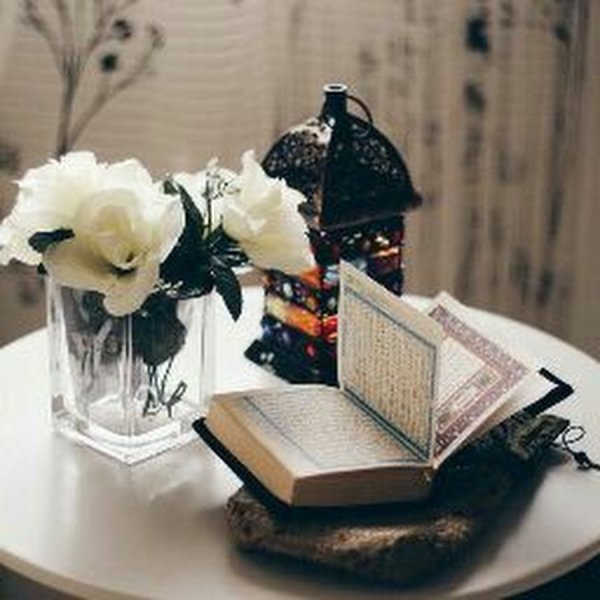 Коран в розовом цвете