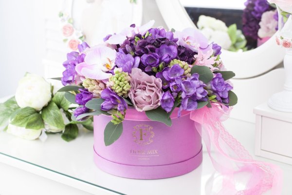 Эустома и фрезия в букете