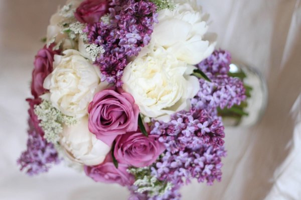 Корзина с сиреневыми цветами