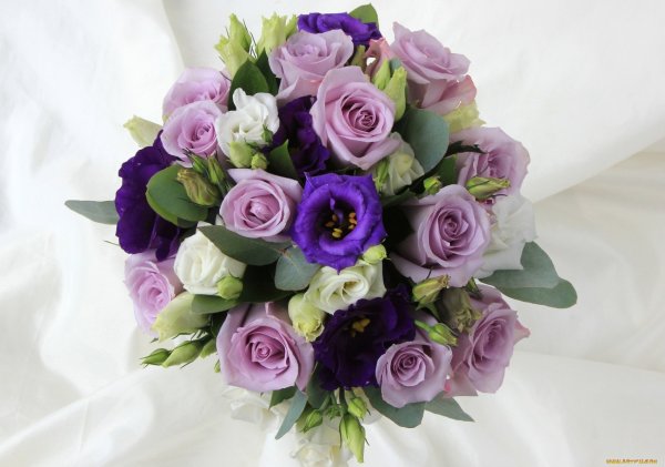 Букет фиолетовых фиалок