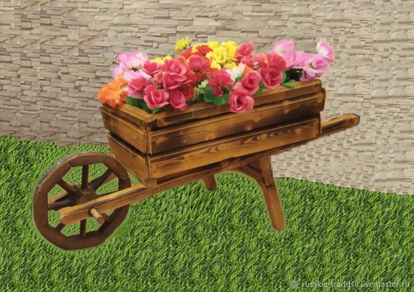Телега в саду пеларгонии