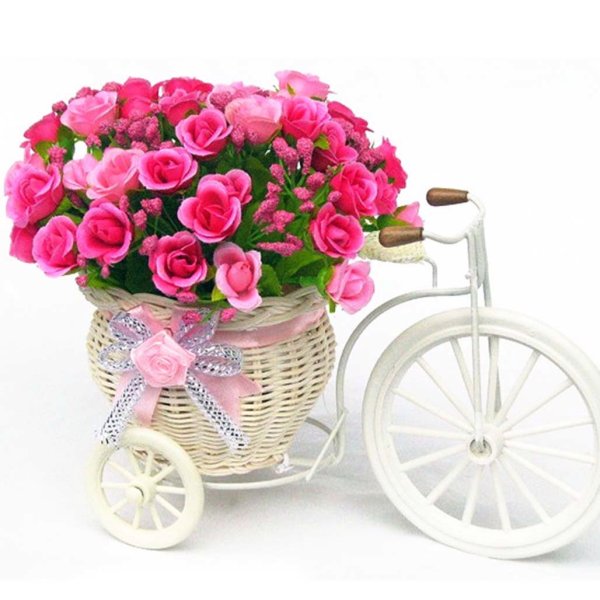 Тележка с цветами в саду