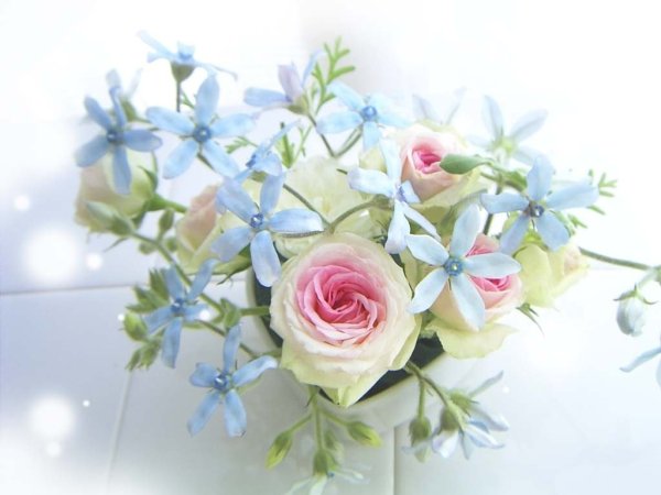 Красивый Медвежонок с цветами