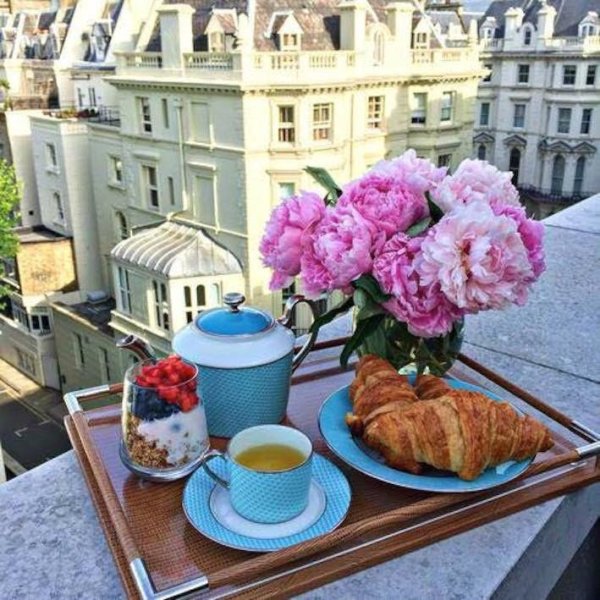 Красивый завтрак с цветами