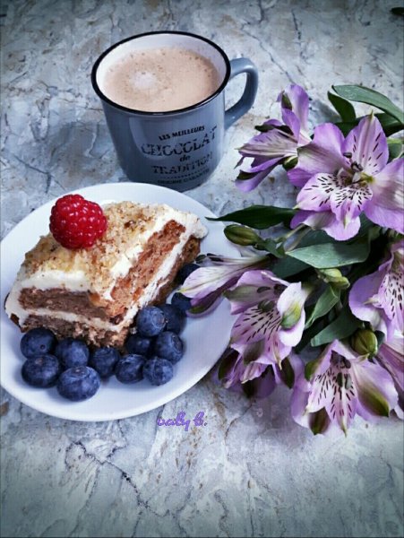 Красивые пирожные и кофе