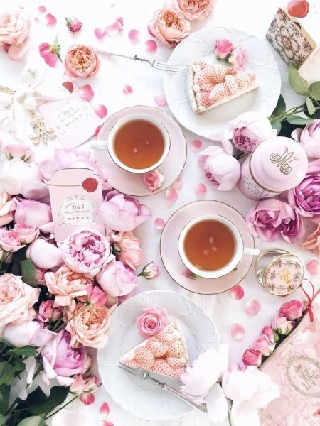 Красивый завтрак с цветами