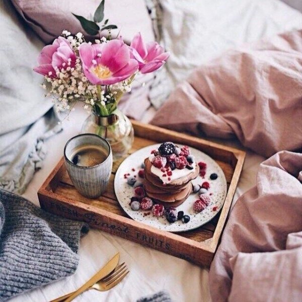 Цветы в постели утром