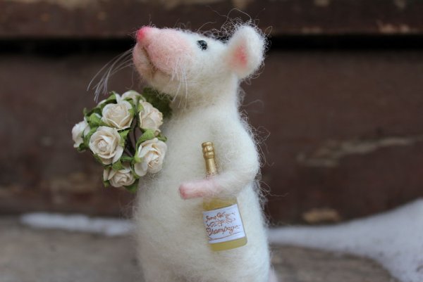 Крыса с цветочком