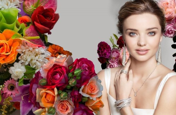 Лили Коллинз цветы