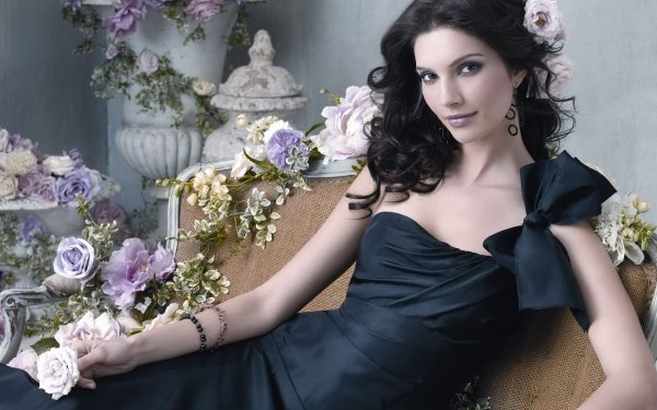 Красивые девушки с цветами