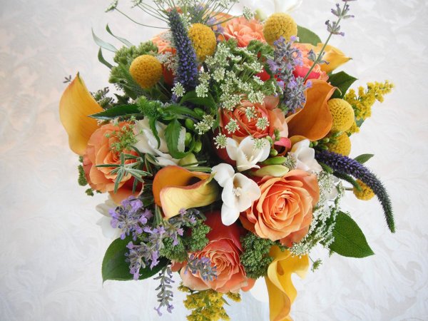 Букет с каллами и другими цветами