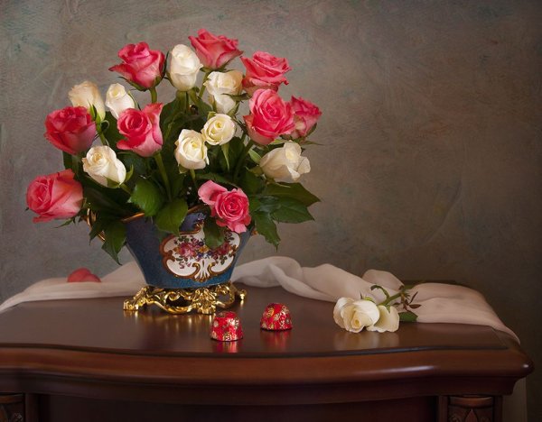 Красивый букет цветов в вазе