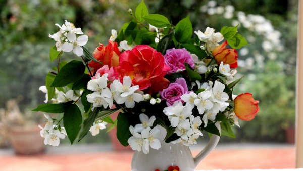 Цветы в вазе на природе