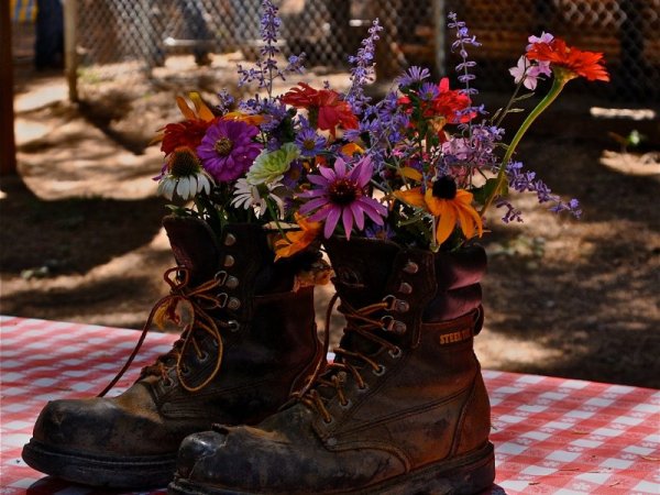 Цветочная композиция для улицы в ботинках