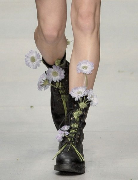 Клумбы из старых ботинок