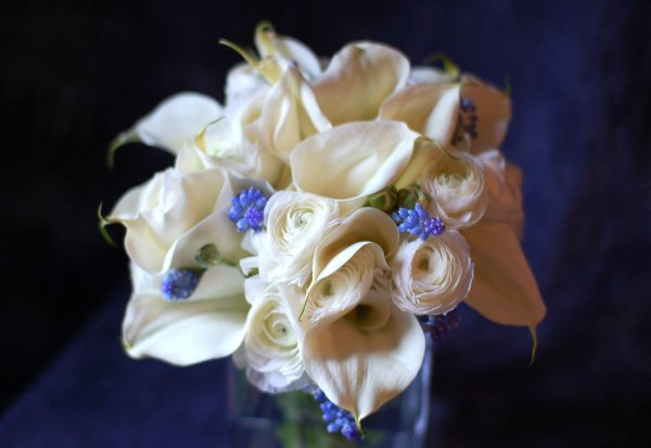 Букет невесты каллы и орхидеи