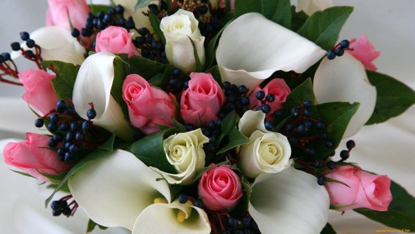 Букет с каллами и розами