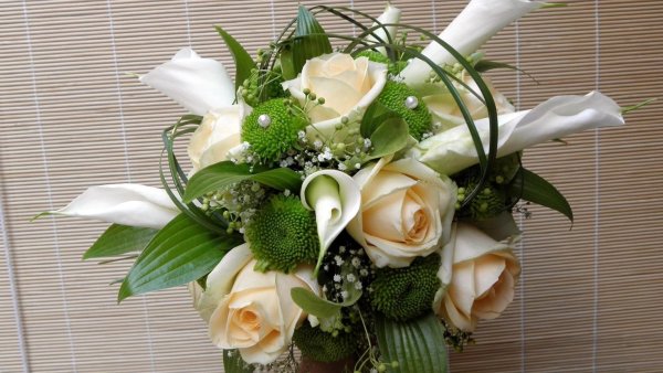 Каллы лилии и розы