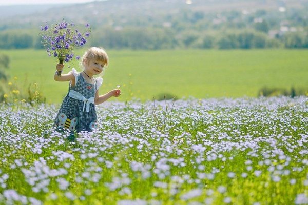 Природа и ребенок черно-белый