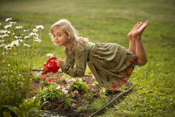 Девочка рвет цветы